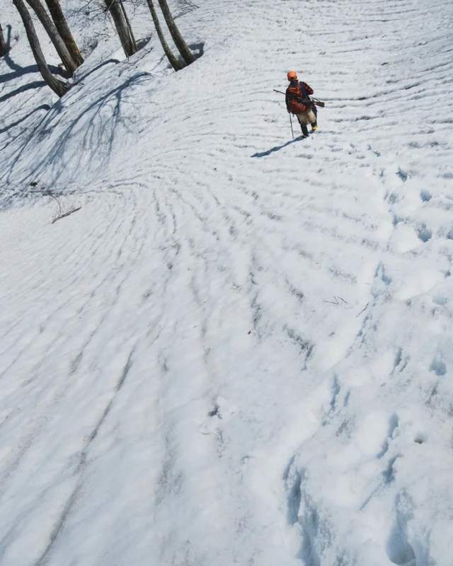 “The word matagi is derived from ‘matagu,’ meaning to cross over, step over, or straddle, bundling an image of people between two worlds — the realm of humans and that of the mountain deity.”In MH Volume 10, we explored the Matagi, a mountain people of northern Honshu whose hunting traditions have been passed down through generations. Their hunts are guided by rituals, a sacred language used only in the mountains, and a belief that bears are emissaries of the mountain goddess, Yama no Kami.This photo essay follows the remaining hunters, including the first woman ever accepted into the Matagi way of life. Their culture stands at a fragile moment, caught between conservation laws, aging communities, and the question of whether this lineage will endure.Words and Images by our friends over at Oak Stories (@oak_stories).
